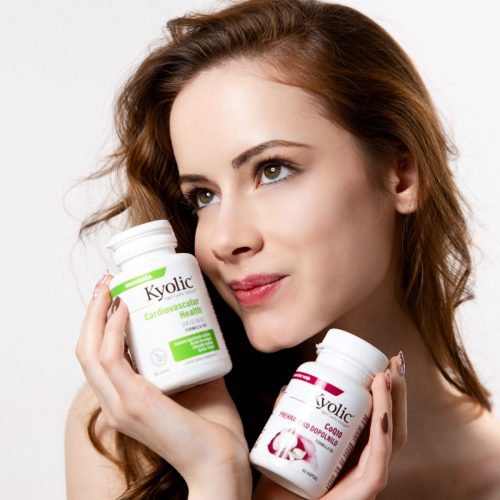 Oseba, ki v rokah drži kyolic izdelka